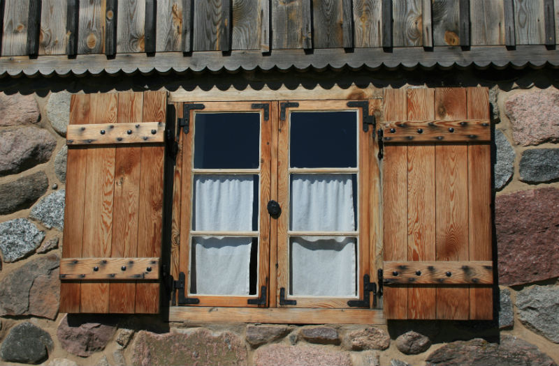 Okiennice - tradycyjne okiennice drewniane z tworzących równą płaszczyznę desek. Fot. Bartosz Nowacki