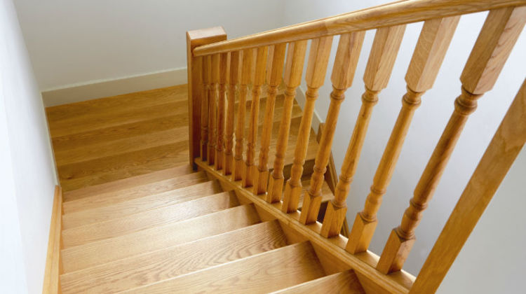 Renowacja drewnianych schodów
