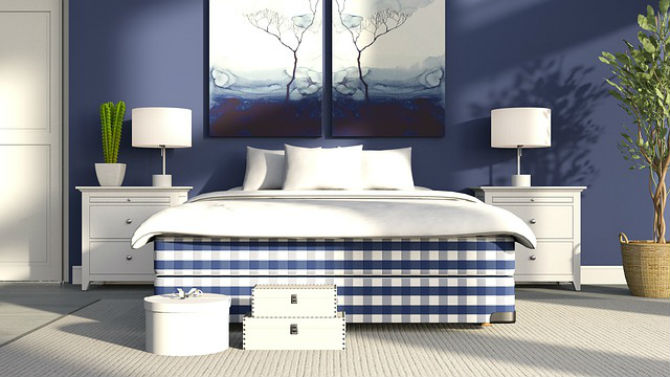 łóżko kontynentalne w niebieską kratę