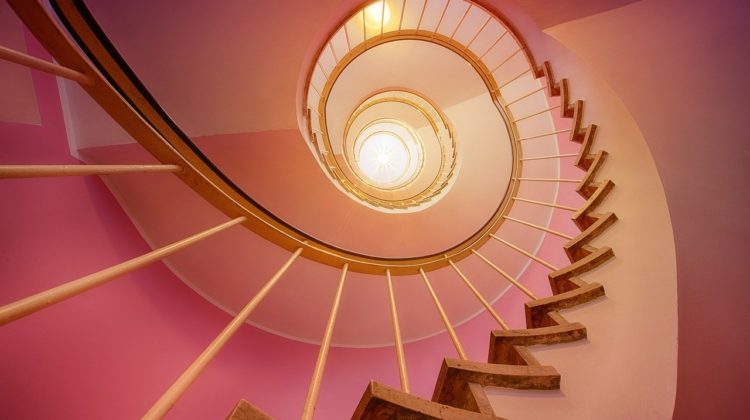 Jaki rodzaj schodów wybrać, gdy urządzamy swoje wnętrze?