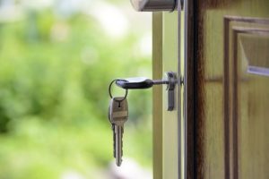 drzwi do domu bezpieczne klucze
