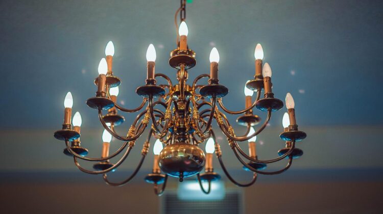Lampy żyrandole - jak wybrać eleganckie oświetlenie?
