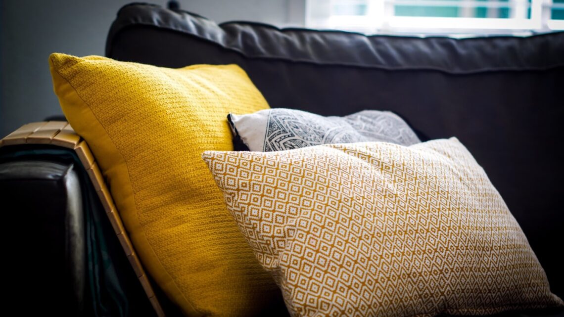 poduszki leżące na kanapie